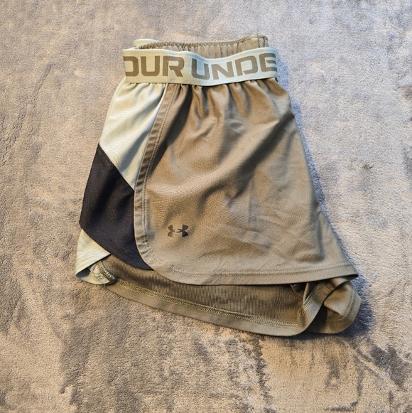 Under Armour Pants - Under Armour Loose Hunter Green Shorts Size Large